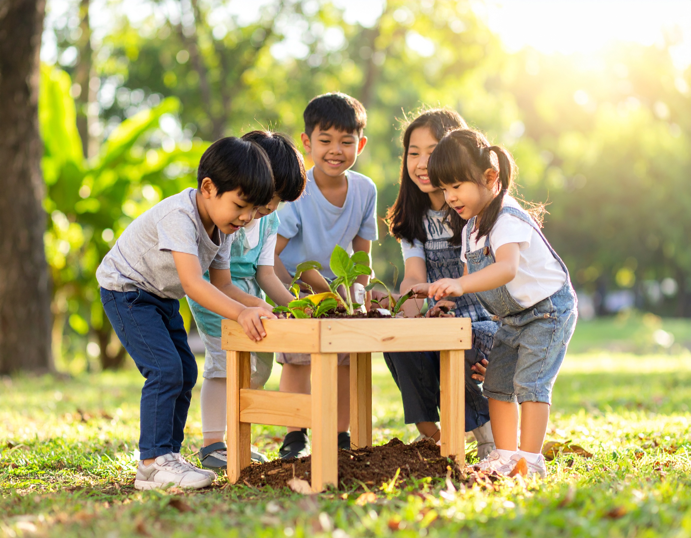 Toddlers playing with blocks
